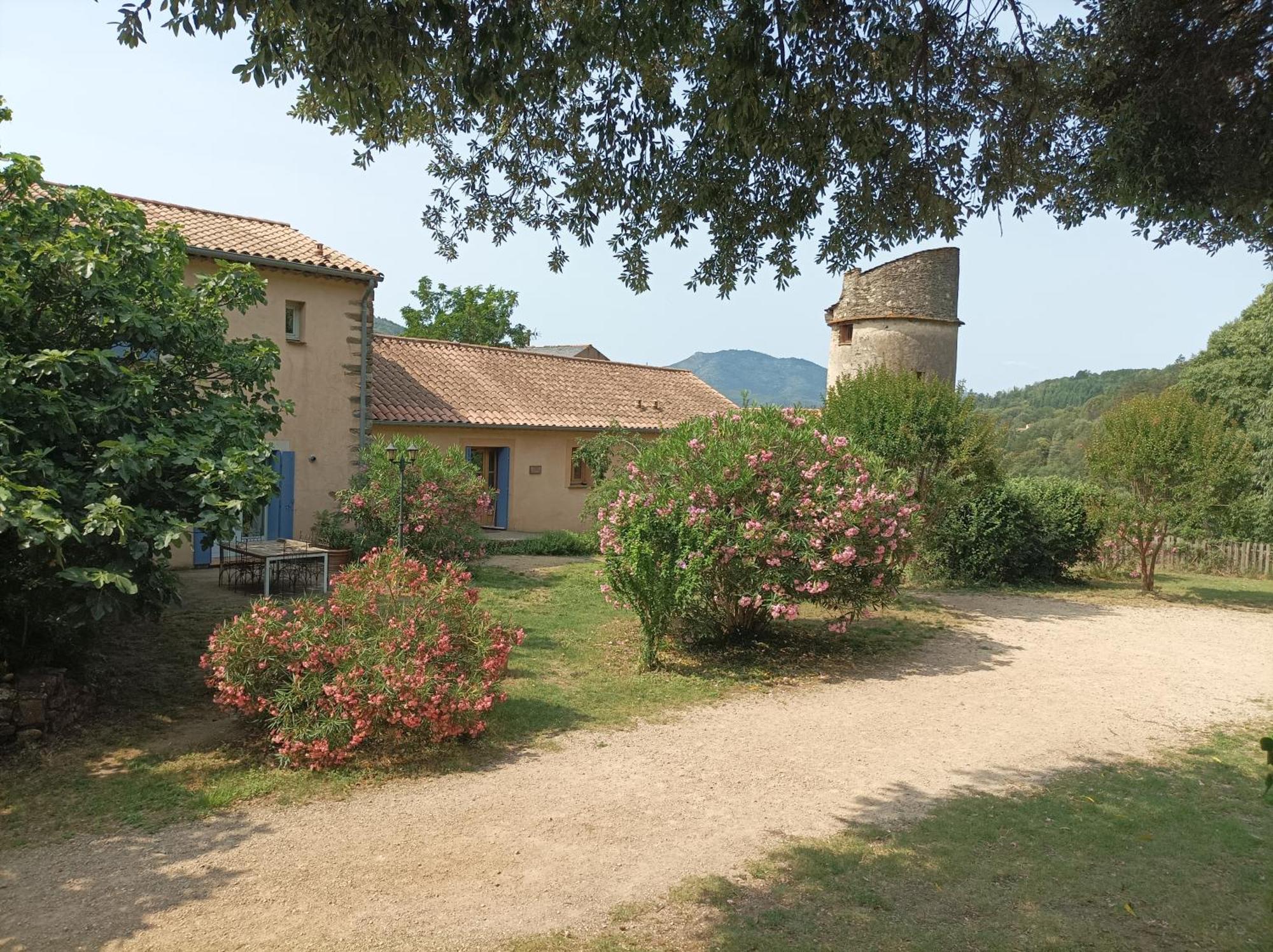 Château de Colombières sur Orb Esterno foto
