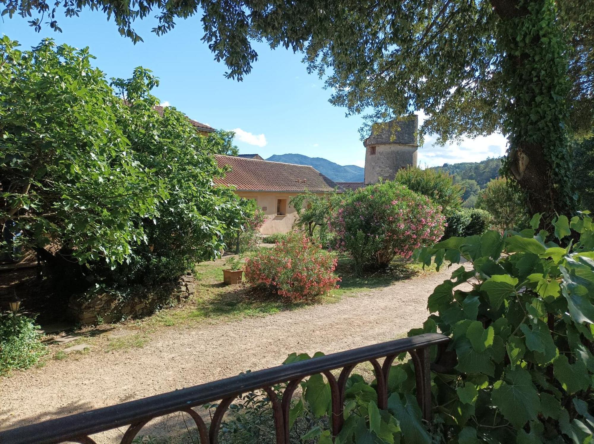 Château de Colombières sur Orb Esterno foto